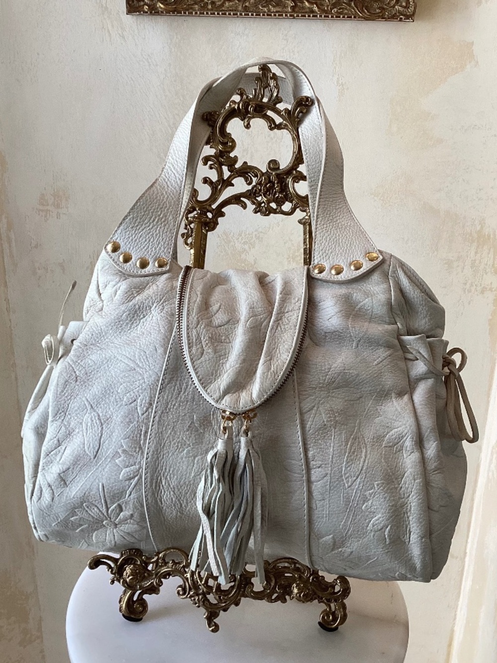 NWOT-REGINA ITALIAN CREAM FLOWER EMBOSSED 100% LEATHER HANDBAG